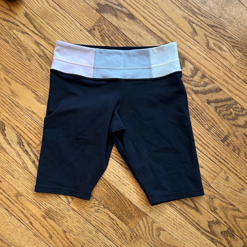 Lululemon Reverse Groove Short - Picture 4 of 4